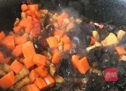 Illustration of how to make diced black fungus and broad bean cake 6