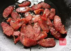 Illustration of how to stir-fry sausages with garlic sprouts 4