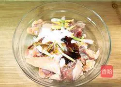 Illustration of how to make steamed chicken with golden needles and fungus 3