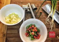 Illustration of how to make rattan pepper chicken wings 2