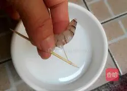 Illustration of how to make fried shrimps with celery 2 