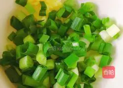 Illustration of how to stir-fry minced pork with garlic moss and dried fragrant spices 4