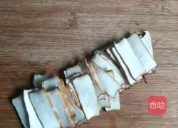 Illustration of how to make stir-fried pork with dried fragrant 1