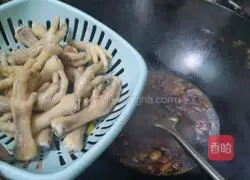 Illustration of how to make chicken feet with soy sauce 11