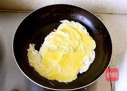 Illustration of how to make fried eggs with garlic moss 2