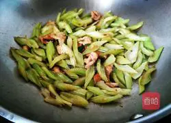 Illustration of how to make fried pork slices with celery 6