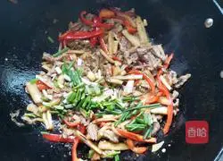 Illustration of how to make stir-fried beef with eggplant, sauerkraut and beef 5