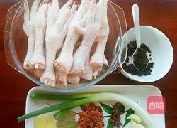 Illustration of how to make spicy chicken feet 1