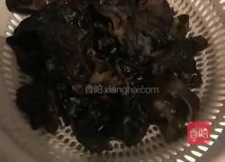 Illustration of how to make fried meat with carrots and fungus 2