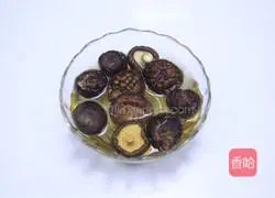 Illustration of how to make nutritious and delicious home-cooked steamed chicken with mushrooms 2