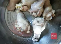 Illustration of how to make mushroom stewed chicken thigh root 4