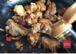 Illustration of how to make spicy pig trotters 5