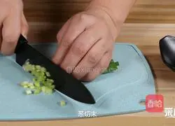 ring Illustration of how to stir-fry garlic sprouts with conch slices 4