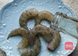 Illustration of how to make steamed shrimps with broccoli 2