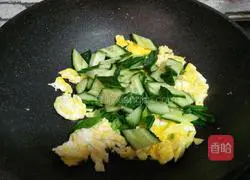Illustration of how to make cucumber and scrambled eggs 7
