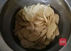 Illustration of how to make fried fish noodles with shredded pork 1