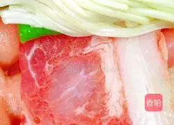 Illustration of how to make bacon enoki mushroom rolls 4