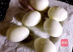 Illustration of how to cook pork with tiger skin eggs 3