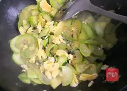 Illustration of how to make zucchini scrambled eggs 5