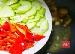 Illustration of how to make fried bacon with chayote 6