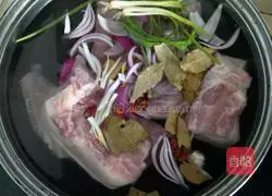 Illustration of how to make pork with pickled vegetables 1