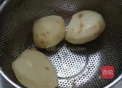 Illustration of how to make fried potatoes with bacon 1