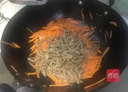 Illustration of how to stir-fry shredded beef with shredded carrots 5