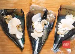 Illustration of how to make steamed scallops with garlic vermicelli 9