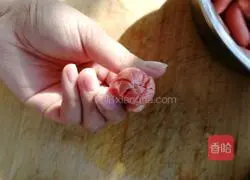 Illustration of how to make fried red sausage (in the shape of a small octopus) 2