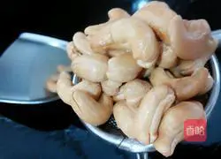 Illustration of how to stir-fry shrimps with celery 6