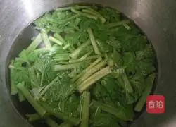  Walnuts Illustration of how to make celery mixed with kernels 5