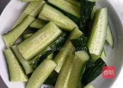 Illustration of how to cook pork ribs and chicken feet in dry pot 5