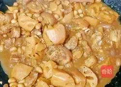 Illustration of how to stew pig feet with lotus root and peanuts 16