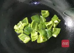 Vegetarian Chicken Illustration of how to stir-fry green peppers 3
