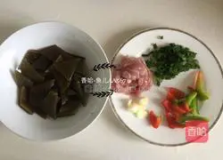 Illustration of how to make fried pork slices with kelp 1