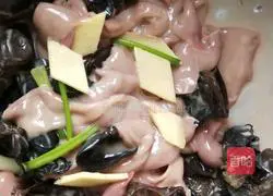 Illustration of how to make steamed pork loin with black fungus 4