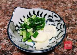 Illustration of how to make sweet and sour lotus root 5