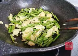 Illustration of how to make fried eggs with garlic moss 12