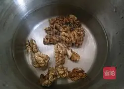  Illustration of how to mix walnuts with celery 2
