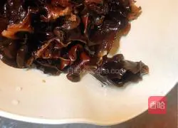 Illustration of how to make stir-fried meat with cabbage and fungus 3