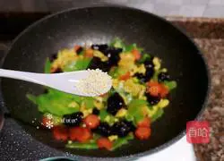 Illustration of how to make lettuce, fungus and scrambled eggs 14