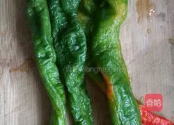 Illustration of how to make fried eggs with green pepper 1