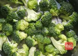 Illustration of how to make steamed shrimps with broccoli 3