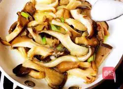 Illustration of how to make scrambled eggs with mushrooms 7