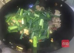 Illustration of how to make twice-cooked pork with garlic sprouts 8