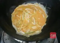 Illustration of how to make pizza rice rolls 4