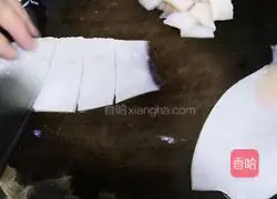 Illustration of how to stir-fry squid tubes with green pepper and red pepper 3