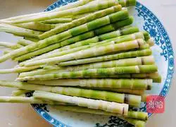 Illustration of how to make spring bamboo shoots and scrambled eggs 1