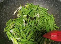 Illustration of how to make stir-fried cowpeas and meat 15