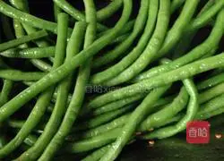 Illustration of how to make dry stir-fried cowpeas 8